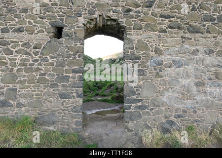 Una porta nell'antica rovina (XV secolo) di antica San Antonio Cappella, Holyrood Park, Edimburgo, Scozia Foto Stock