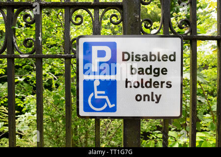 Badge disabili titolari solo segno di parcheggio a Birmingham, Inghilterra Foto Stock