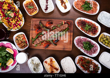 Impostare turco di Adana kebap kabab o su un tavolo di legno Foto Stock