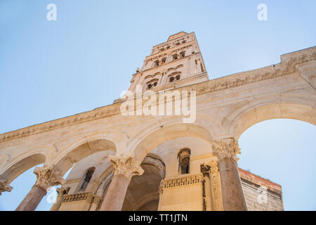 Spalato, Dalmazia, Croazia, Cattedrale di San Domnio nel palazzo dell'imperatore romano Diocleziano, storico Peristilio, sito patrimonio mondiale dell'UNESCO, ampio angolo Foto Stock