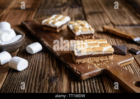 In casa s'more bar con marshmallows e cioccolato Foto Stock