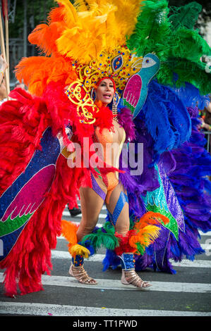 NEW YORK CITY - Giugno 25, 2017: Un transgender drag queen indossando flamboyant piuma costume di carnevale esegue per gli spettatori presso il Gay Pride Parade. Foto Stock