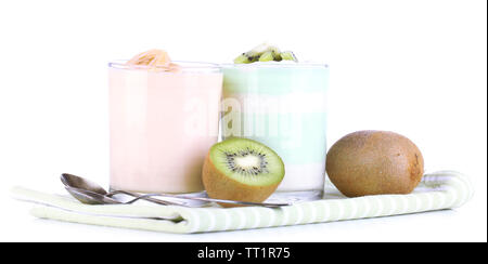 Delizioso yogurt con frutta gusti in bicchieri sul tovagliolo, isolato su bianco Foto Stock