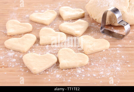 Rendendo i cookie su sfondo di legno Foto Stock