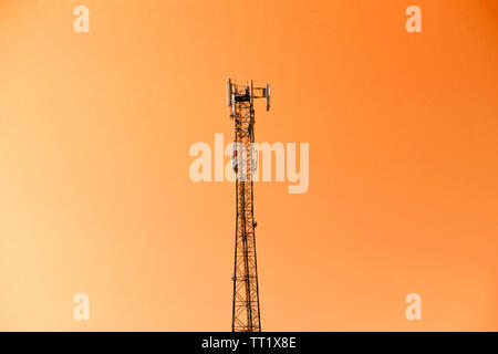 Di Telecomunicazione Mobile radio cellulare antenna tower Foto Stock