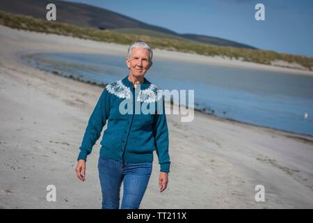 Foto Copyright Chris Watt Tel - 07887 554 193 info@chriswatt.com www.chriswatt.com autore Ann Cleeves in Shetland Scozia Scotland Foto Stock