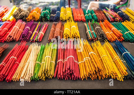 Molti i bastoncini di incenso in vendita nel negozio a La Boca, Buenos Aires. Argentina. Foto Stock