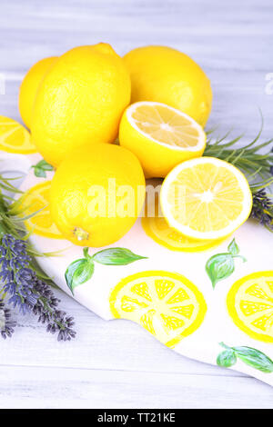 Natura morta con limoni freschi e lavanda su sfondo chiaro Foto Stock