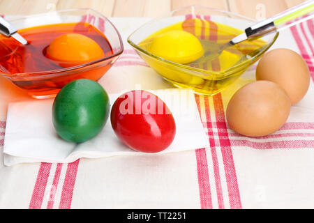 Bocce con vernice per uova di Pasqua e le uova, close up Foto Stock