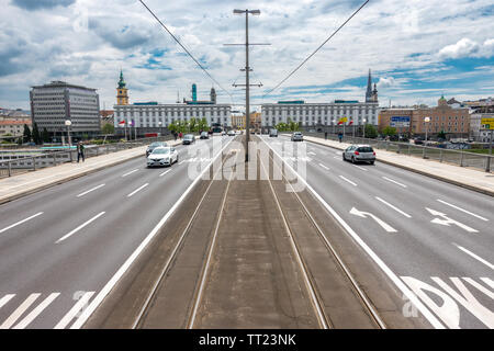 Linz Nibelungen ponte che attraversa il fiume Danubio in Linz Città Vecchia. Nibelungenbrücke Linz Österreich Austria. Foto Stock