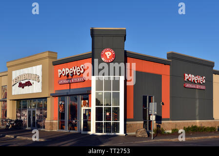 Ottawa, Canada - 11 Giugno 2019: Popeyes Louisiana cucina presso il College Square sulla Baseline Road. Popeyes è una catena multinazionale specializzata in frittura Foto Stock