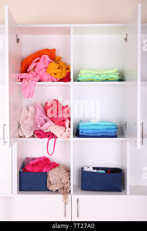 Scaffali bianchi con abbigliamento colorato close up Foto Stock
