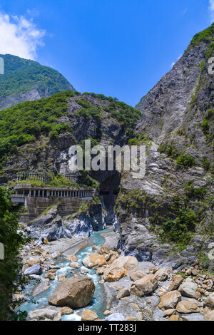 Vista di prevenzione di caduta massi Tunnel e fiume Liwu a Taroko National Park. Foto Stock