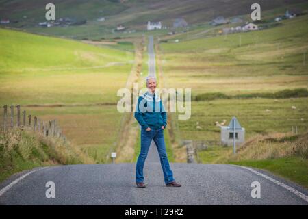 Foto Copyright Chris Watt Tel - 07887 554 193 info@chriswatt.com www.chriswatt.com autore Ann Cleeves in Shetland Scozia Scotland Foto Stock