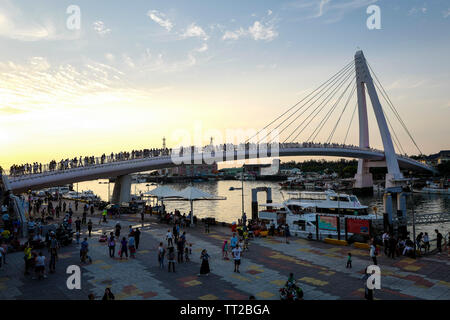 Taipei, Taiwan, 30th, aprile 2017. La vista di Tamsui amante di Ponte a Tamsui Fisherman Wharf. Foto Stock