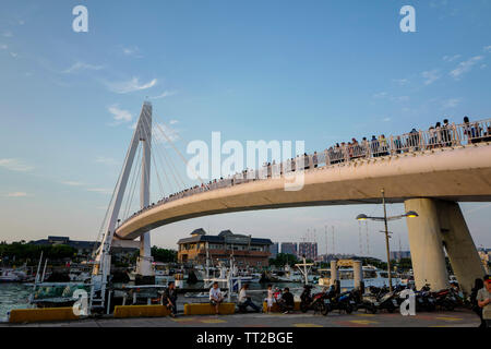 Taipei, Taiwan, 30th, aprile 2017. La vista di Tamsui amante di Ponte a Tamsui Fisherman Wharf. Foto Stock