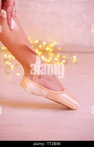 Ballerina in pointe scarpe in dance hall Foto Stock