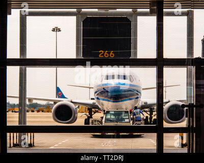 , BAIYUN di Guangzhou, Cina - 10 MAR 2019 - China Southern Airlines piano visto attraverso il cancello di imbarco di finestra in Aeroporto Baiyun Foto Stock