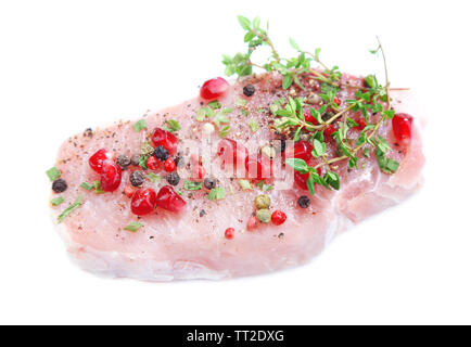 La carne cruda di manzo con erbe aromatiche, le spezie e i semi di melograno, isolato su bianco Foto Stock