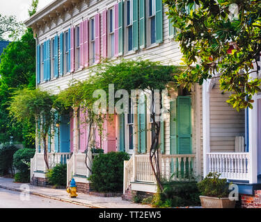 Storico di colorate case a schiera a Savannah, Georgia Foto Stock