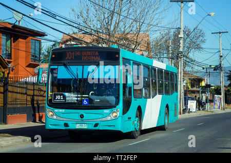 SANTIAGO DEL CILE - Luglio 2017: un bus di Santiago il sistema di trasporti pubblici nei sobborghi Foto Stock