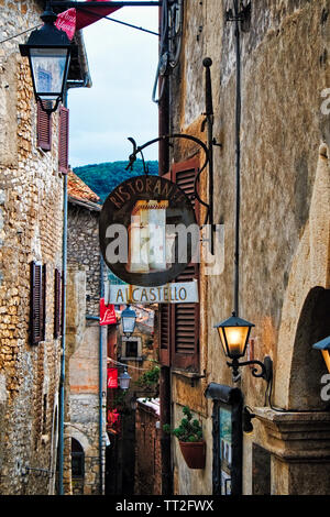 Strette strade medievali con segni e lampade, Sermoneta,Latina, Italia Foto Stock