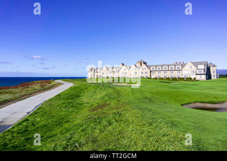 5 gennaio 2017 Half Moon Bay / CA / STATI UNITI D'AMERICA - Campo da golf putting green sulle scogliere dall'oceano pacifico, il Ritz Carlton Resort in background Foto Stock