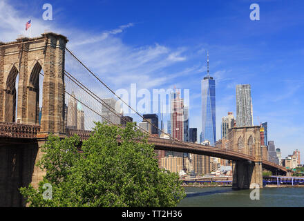 Il Ponte di Brooklyn a New York skyline della città sullo sfondo, STATI UNITI D'AMERICA Foto Stock