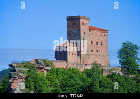 Il castello imperiale Trifels, dove Riccardo Cuor di leone è stato imprigionato, Annweiler a Trifels, Itinerario dei vini tedeschi, Renania-Palatinato, Germania Foto Stock
