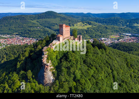 Veduta aerea del castello imperiale Trifels, dove Riccardo Cuor di leone è stato imprigionato, Annweiler a Trifels, Renania-Palatinato, Germania Foto Stock