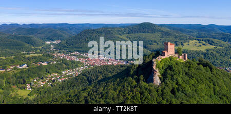 Veduta aerea del castello imperiale Trifels, dove Riccardo Cuor di leone è stato imprigionato, Annweiler a Trifels, Renania-Palatinato, Germania Foto Stock