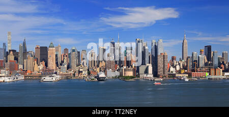 New York skyline della città vista aerea con il fiume Hudson in primo piano, STATI UNITI D'AMERICA Foto Stock