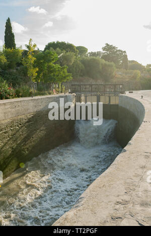 Serrature di Fonserannes, sono un volo della scalinata si blocca sul Canal du Midi vicino Béziers, Languedoc Roussillon, Francia. Si tratta di un patrimonio mondiale dell UNESCO Foto Stock