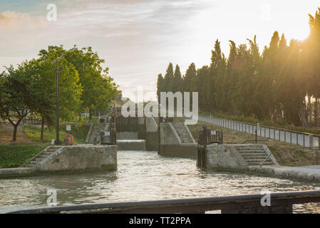 Serrature di Fonserannes, sono un volo della scalinata si blocca sul Canal du Midi vicino Béziers, Languedoc Roussillon, Francia. Si tratta di un patrimonio mondiale dell UNESCO Foto Stock