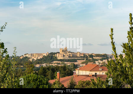 Vista della città di Beziers, nel sud della Francia, dal Neuf Ecluses de Fonserannes (nove lucchetti di Fonserannes) un sito Patrimonio Mondiale dell'UNESCO su Foto Stock