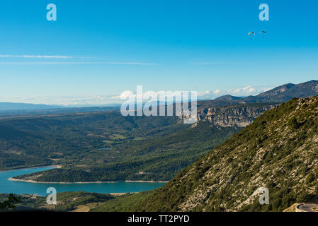 Due paracadutisti sorvolano il blu Lac de lago di Sainte-Croix vicino a gole del Verdon in Provenza, Francia Foto Stock