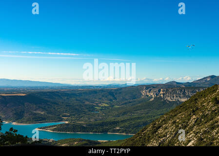 Due paracadutisti sorvolano il blu Lac de lago di Sainte-Croix vicino a gole del Verdon in Provenza, Francia Foto Stock