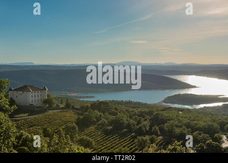 Castello di Aiguines e St Croix lago a sfondo, Var Reparto, Provenza, Francia Foto Stock