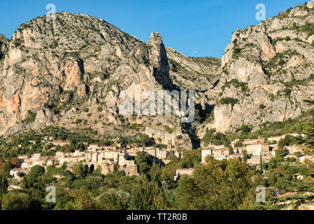 Splendida città vecchia in Provenza, Moustiers Sainte Marie, Francia, Europa Foto Stock