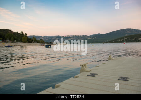 Tramonto sulla spiaggia di Sainte Croix lago, Verdon parco naturale regionale, Francia Foto Stock