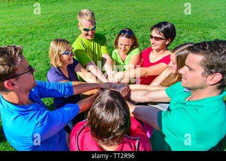 Divertente e delicato nodo gioco durante la formazione del team Foto Stock