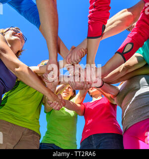 Divertente e delicato nodo gioco durante la formazione del team Foto Stock