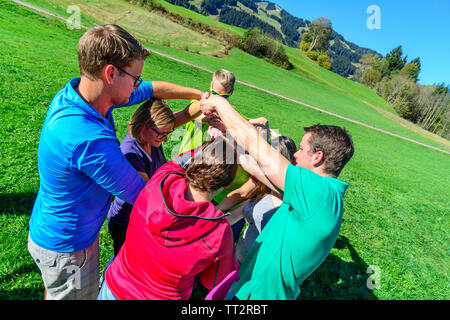 Divertente e delicato nodo gioco durante la formazione del team Foto Stock