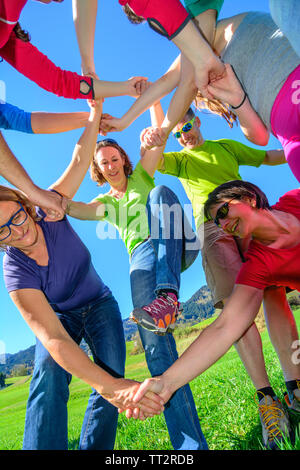 Divertente e delicato nodo gioco durante la formazione del team Foto Stock