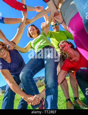 Divertente e delicato nodo gioco durante la formazione del team Foto Stock