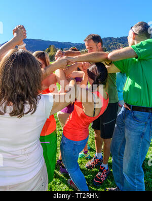 Divertente e delicato nodo gioco durante la formazione del team Foto Stock