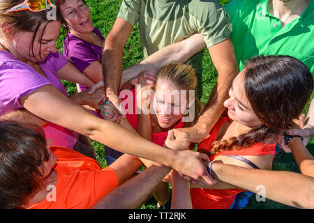 Divertente e delicato nodo gioco durante la formazione del team Foto Stock