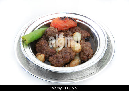 Polpette con cipolla piatto turco sfondo bianco Foto Stock