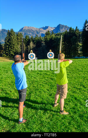 Persone che fanno il tiro con l'arco nel bellissimo paesaggio delle Alpi di Allgäu Foto Stock