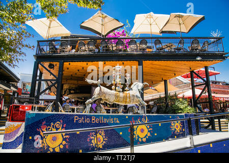Santiago, Cile - 29 DIC 2018: Aperto terrazza del ristorante al Patio Bellavista. Santiago del Cile. Questo è famosa bohemian spazio con negozi caffè Foto Stock
